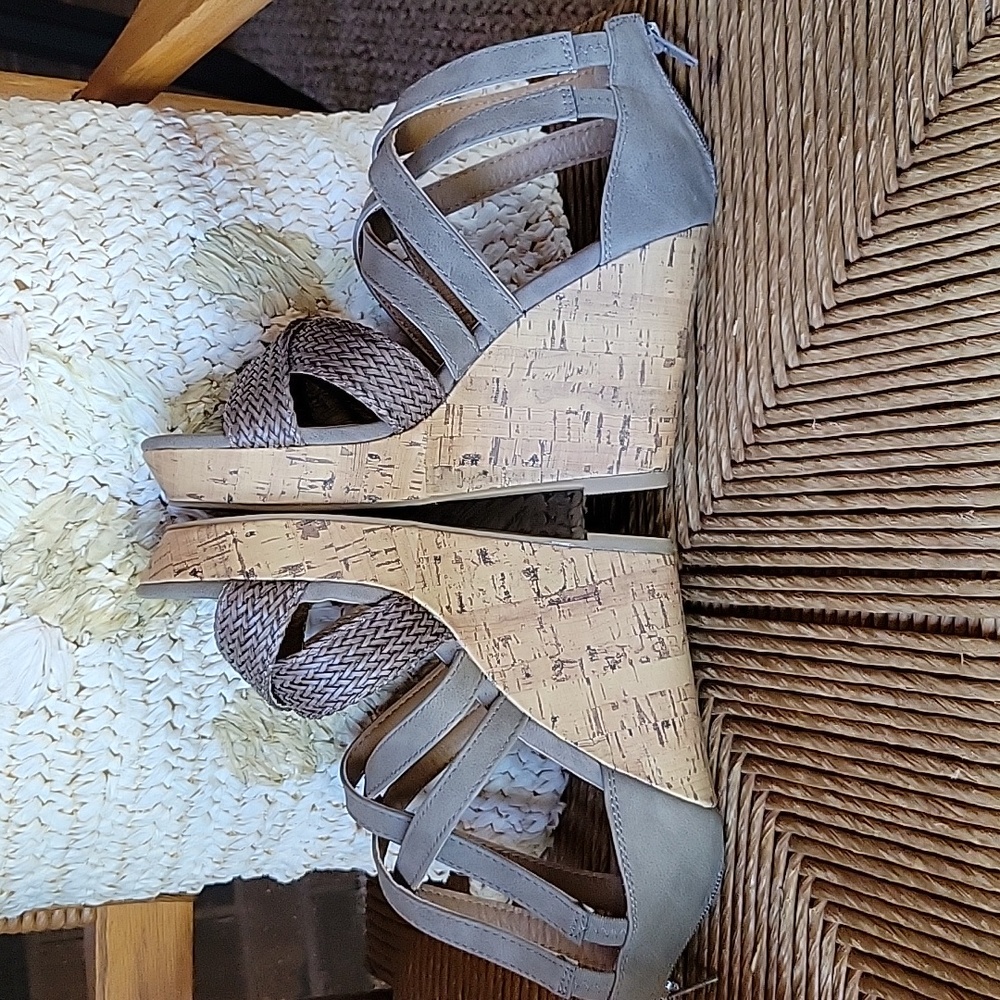 NWOT, Maurices Janae, platform wedge strappy sandals, taupe size 8M - Picture 5 of 13